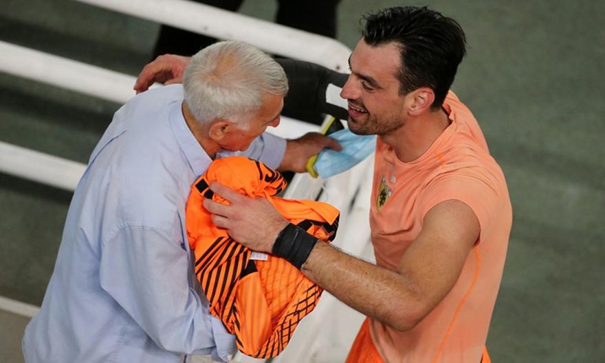 Ο Τσιντώτας τίμησε τον κυρ Στέλιο: «Σεραφείδης» έγραφε η φανέλα του στη Λαμία!