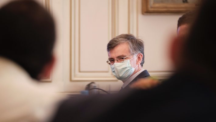 Από 50.000 κρούσματα σε 100.000 μέσα σε 10 μέρες: Η αμφιλεγόμενη απόφαση που εκτοξεύσει τις νέες μολύνσεις στην Ελλάδα