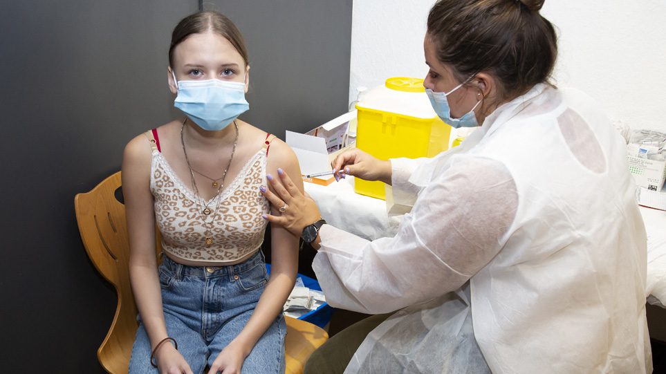 Αρνήτρια στις Σέρρες απειλεί με διαζύγιο τον εμβολιασμένο σύζυγό της γιατί εμβολίασε το παιδί τους