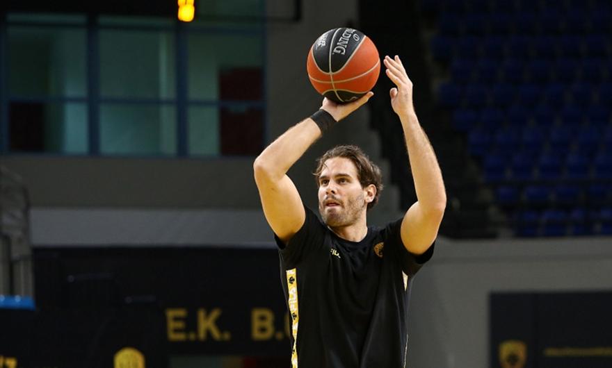 Ζευγάρι με τραγουδίστρια φέρεται να είναι ο Γιώργος Μπόγρης