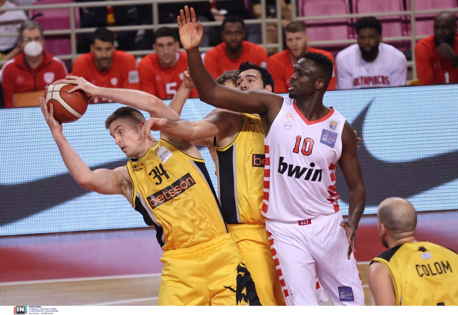 Οι απουσίες «λύγισαν» την «ηρωική» ΑΕΚ – Ηττήθηκε και αποκλείστηκε από τον Ολυμπιακό