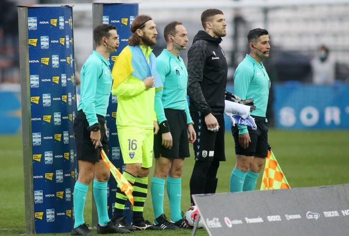 Συγκλονιστικός Τσιγκρίνσκι: Με σημαία της Ουκρανίας στην παρουσίαση των δύο ομάδων στην Τούμπα (pics)