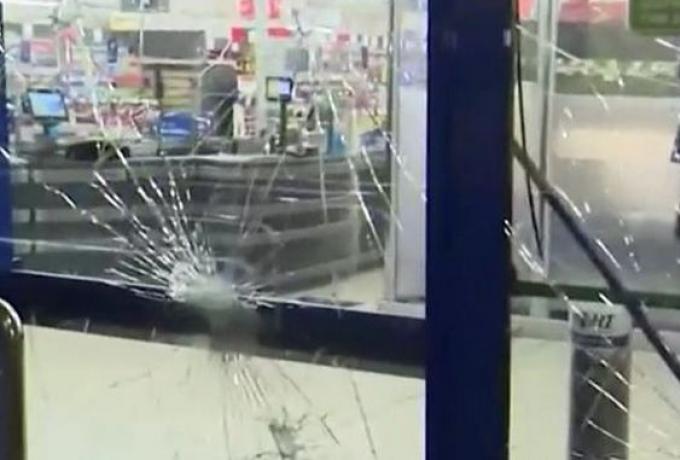 Επίθεση του Ρουβίκωνα στα Lidl στο Ίλιον (pic)