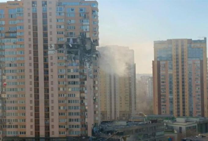 Ουκρανία: Ρωσική οβίδα έπληξε πολυκατοικία στο Κίεβο (pic & vid)