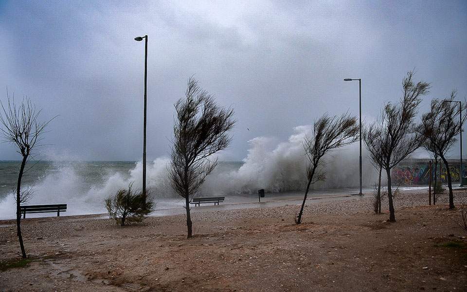 Καιρός: Βροχές και θυελλώδεις άνεμοι και σήμερα Τετάρτη