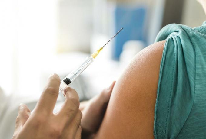 Σχεδόν 20.000 θάνατοι αποφεύχθηκαν με τον εμβολιασμό – Τι δείχνει νέα μελέτη Τσιόδρα-Λύτρα