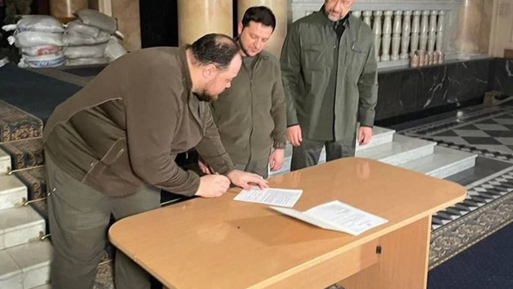 Το επίσημο αίτημα για την ένταξη της Ουκρανίας στην ΕΕ υπέγραψε ο Ζελένσκι
