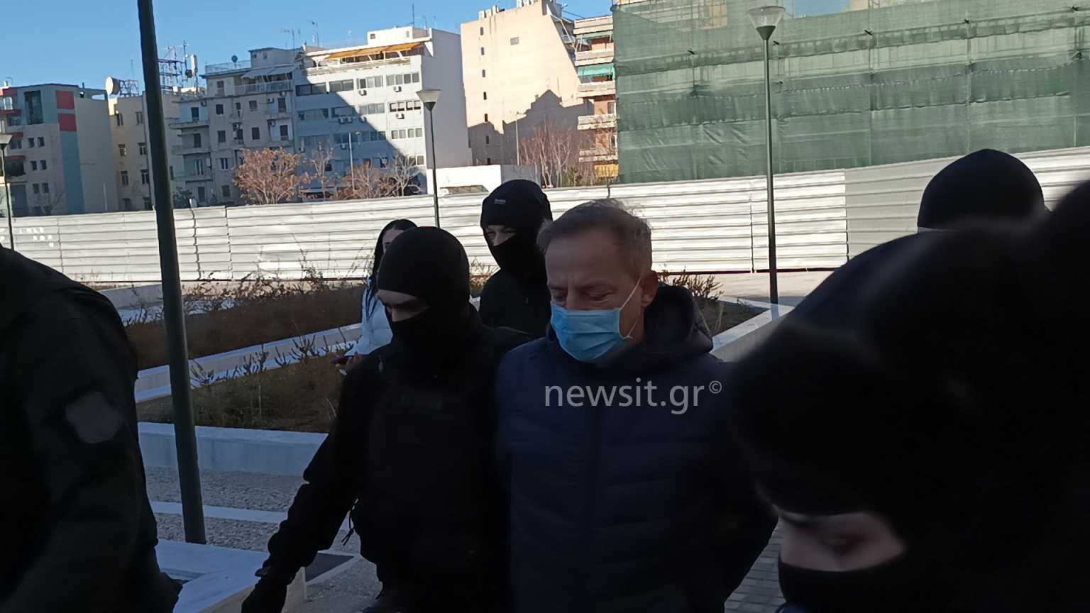 Σήμερα η δίκη του Δημήτρη Λιγνάδη – “Αλήτη” του φώναζαν κατά την άφιξη του στο δικαστήριο (pics)