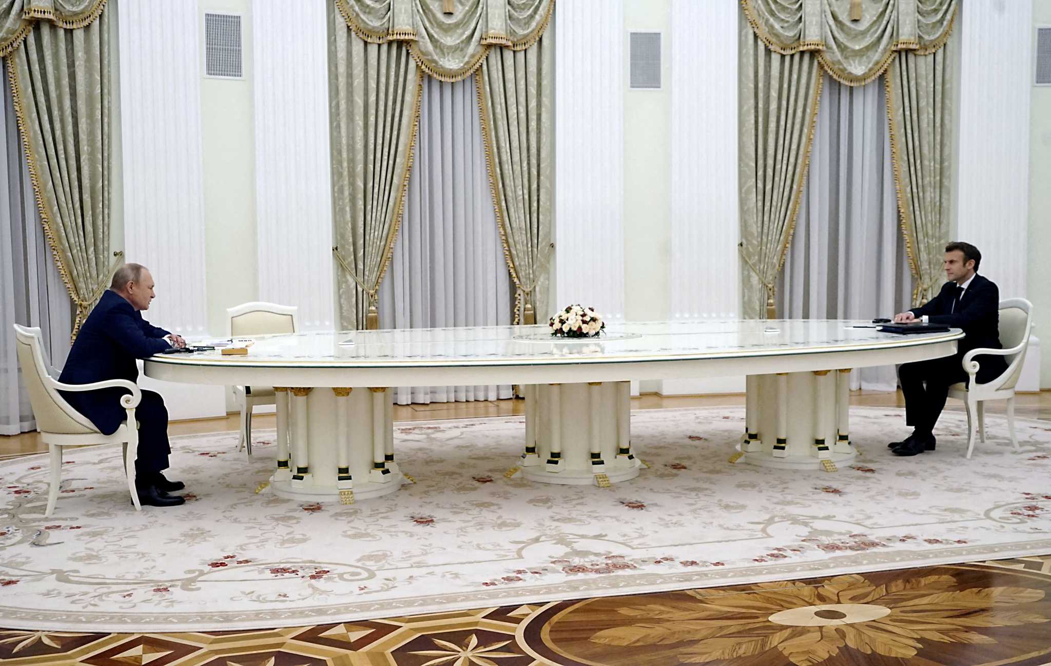 Αποκάλυψη Reuters: Ο Μακρόν έκατσε μακριά από τον Πούτιν για να μην του δώσει πρόσβαση στο DNA του