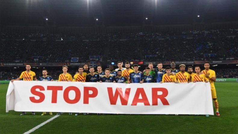 Η UEFA έκρυψε το πανό που σήκωσαν Νάπολι και Μπαρτσελόνα κατά του πολέμου (pic)
