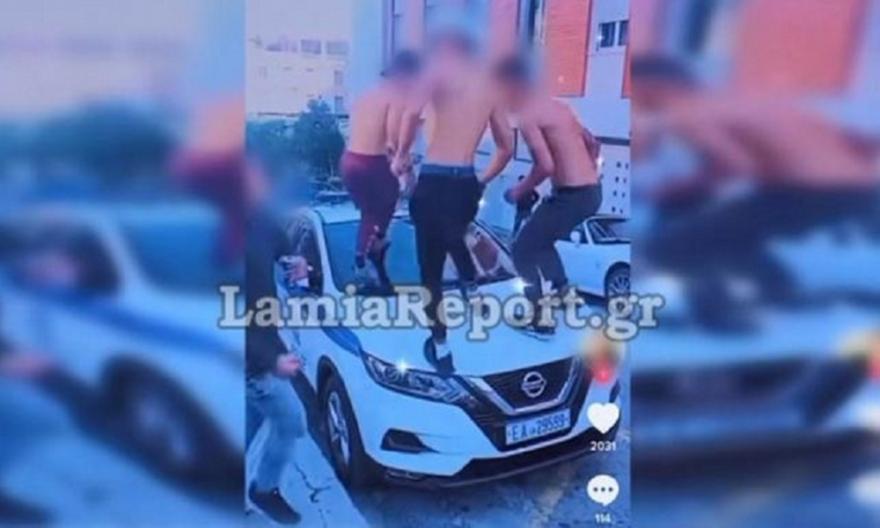 Λαμία: Χαμός στο TikTok με ημίγυμνους νεαρούς να ποζάρουν σε καπό περιπολικού και να προσάγονται!