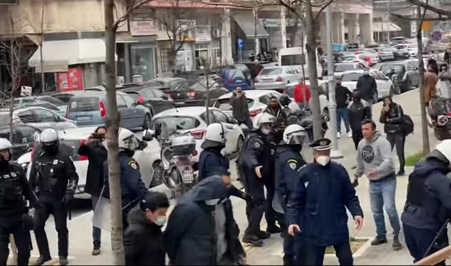 Δολοφονία Άλκη: Οργή κατά του των συλληφθέντων για τη δολοφονία του Άλκη-Προσπάθεια να τους λιντσάρουν (vid)