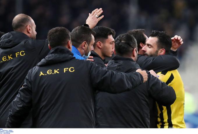 Όλη η ΑΕΚ μία αγκαλιά με προτροπή Τζαβέλλα στον πανηγυρισμό του 2-1 (vid)