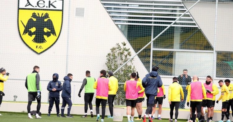 ΑΕΚ: Δεν έχει κάτι σοβαρό ο Τζαβέλλας – Συνέχισε το ατομικό ο Σιμόες