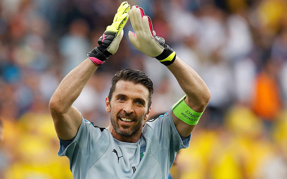 Ιταλία: Ο Μπουφόν ανανέωσε με την Πάρμα και θα αγωνίζεται μέχρι τα 46 (pic)