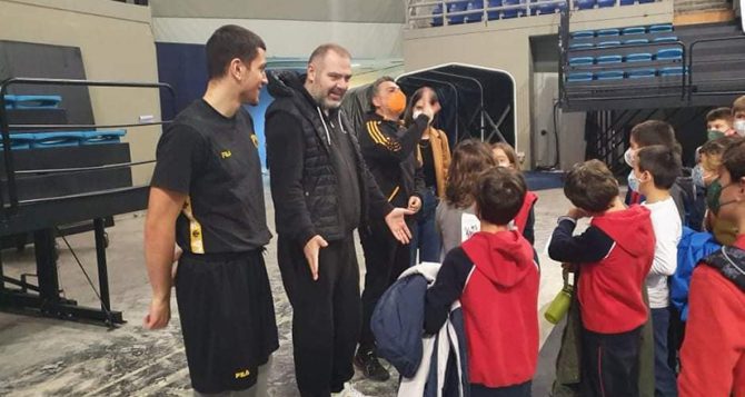 Όμορφες νεαρές παρουσίες με δώρα στα Άνω Λιόσια περίμεναν παίχτες και προπονητή (pics)