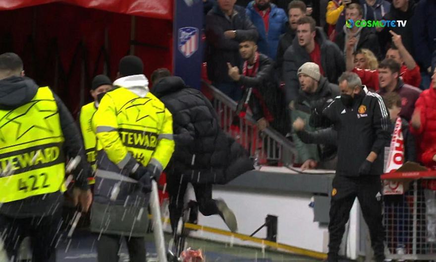 Χαμός με τη λήξη στο «Ολντ Τράφορντ»: Βροχή από αντικείμενα και αποδοκιμασίες σε Σιμεόνε! (vid)