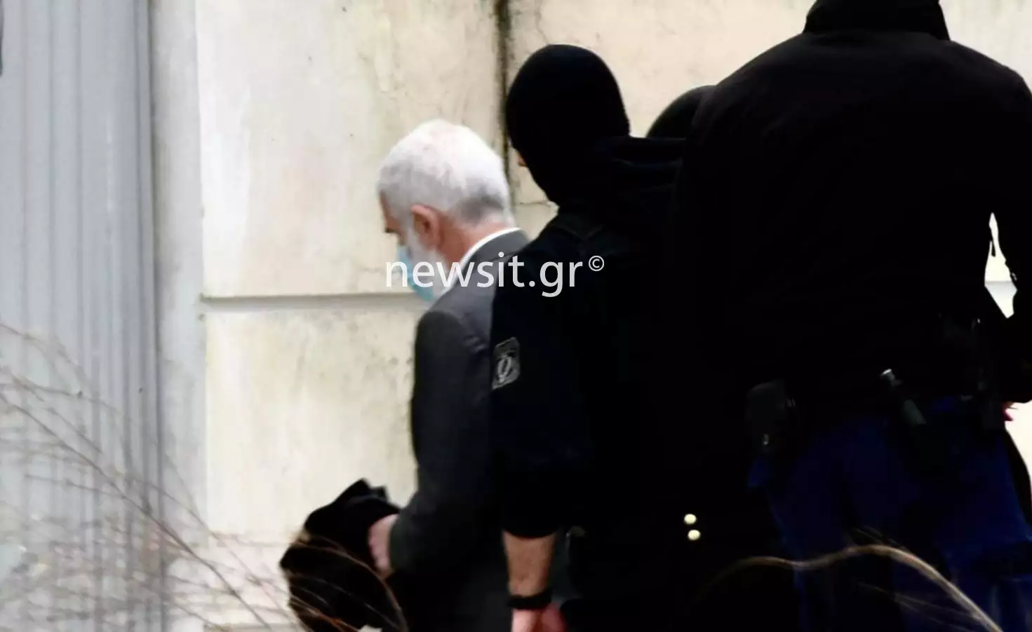 Η στιγμή που φυγαδεύουν τον Πέτρο Φιλιππίδη από το δικαστήριο – Την Παρασκευή συνεχίζονται οι καταθέσεις