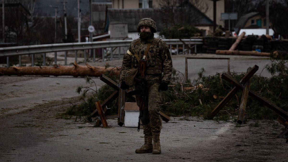 Το Κίεβο οχυρώνεται και περιμένει – Μαίνονται οι μάχες και οι βομβαρδισμοί στα προάστια