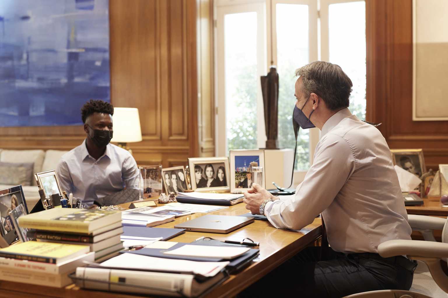 Μητσοτάκης συναντήθηκε με τον Σαϊντού Καμαρά – «Ελπιζω να κάνεις την Ελλάδα δεύτερη πατρίδα σου»