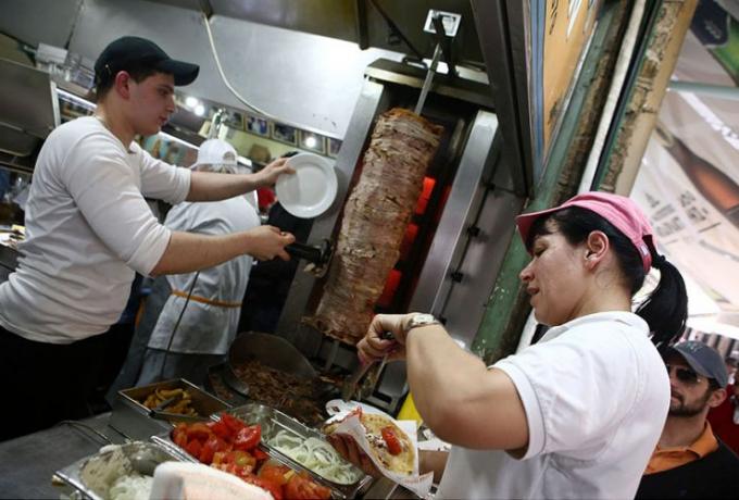 Πιτόγυρο από χρυσάφι – Πάει για 4,5 ευρώ το σουβλάκι, ακριβαίνει και το ψωμί