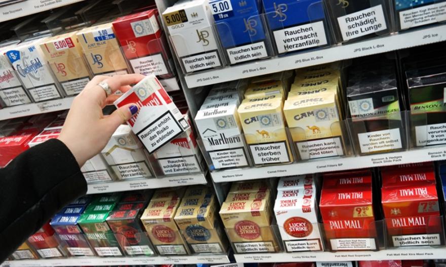 «Εξετάζεται το ενδεχόμενο απαγόρευσης πώλησης τσιγάρων σε άτομα κάτω των 25 ετών»