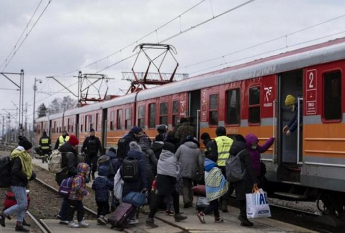 Πόλεμος στην Ουκρανία: Σχεδόν 13.000 άμαχοι έφυγαν το τελευταίο 24ωρο από τη χώρα