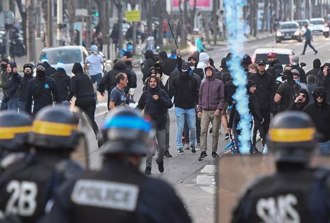 «Πόλεμος» έξω από το Βελοντρόμ: Δακρυγόνα, τραυματίες και κυνηγητό (vids)
