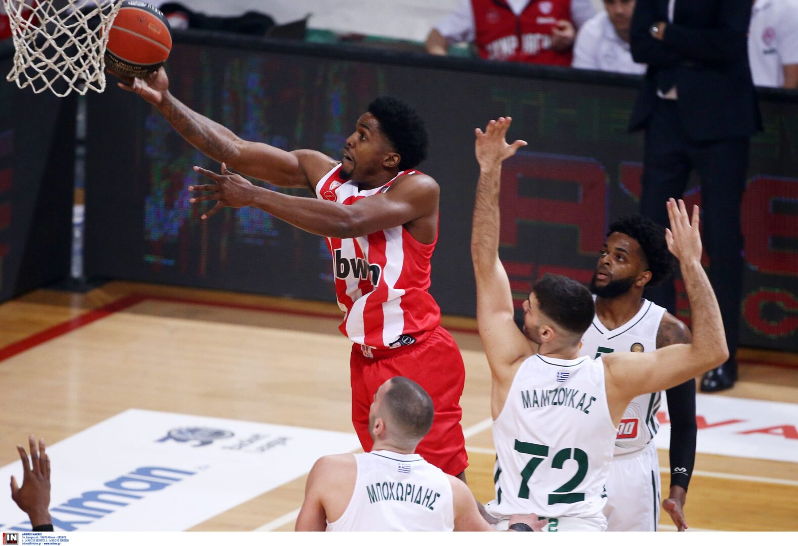 Ολυμπιακός: Νίκησε τον Παναθηναϊκό (62-68) και «αγκάλιασε» το πλεονέκτημα