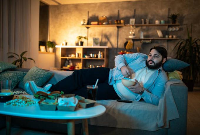 Εταιρεία σάς πληρώνει 100 δολάρια την ώρα για να αράζετε καναπέ και να βλέπετε ταινίες με εγκλήματα