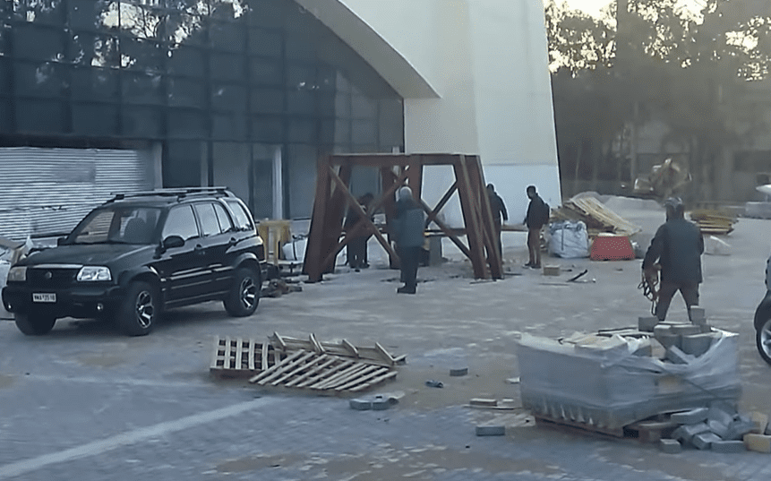 «Αγιά Σοφιά – OPAP Arena»: Μπήκε η βάση για το άγαλμα του Δικέφαλου Αετού (vid)