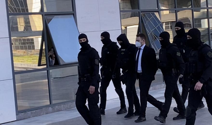 Στο δικαστήριο συνοδεία ισχυρής αστυνομικής δύναμης ο Μπάμπης Αναγνωστόπουλος