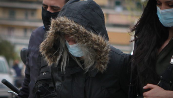 Στο πλευρό της από την πρώτη στιγμή: Αυτός είναι ο άγνωστος άντρας που στηρίζει την Ρούλα Πισπιρίγκου