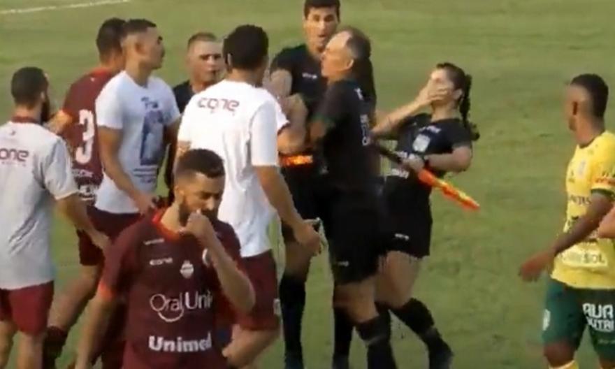 Viral: Προπονητής έριξε… κουτουλιά σε γυναίκα βοηθό διαιτητή!