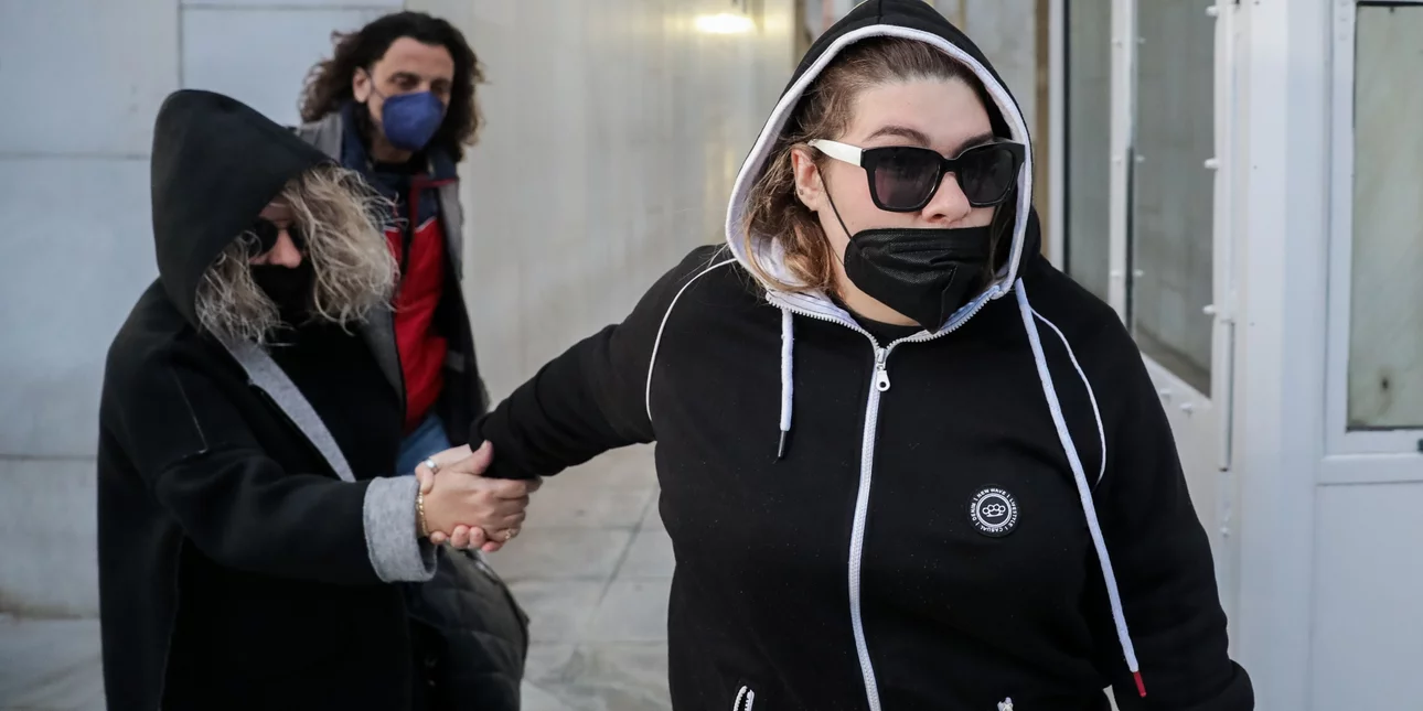 Ξυλοδαρμό στη ΓΑΔΑ καταγγέλλει η Πισπιρίγκου: «Η κόρη μου έχει μελανιές στα μάτια από μπουνιές»