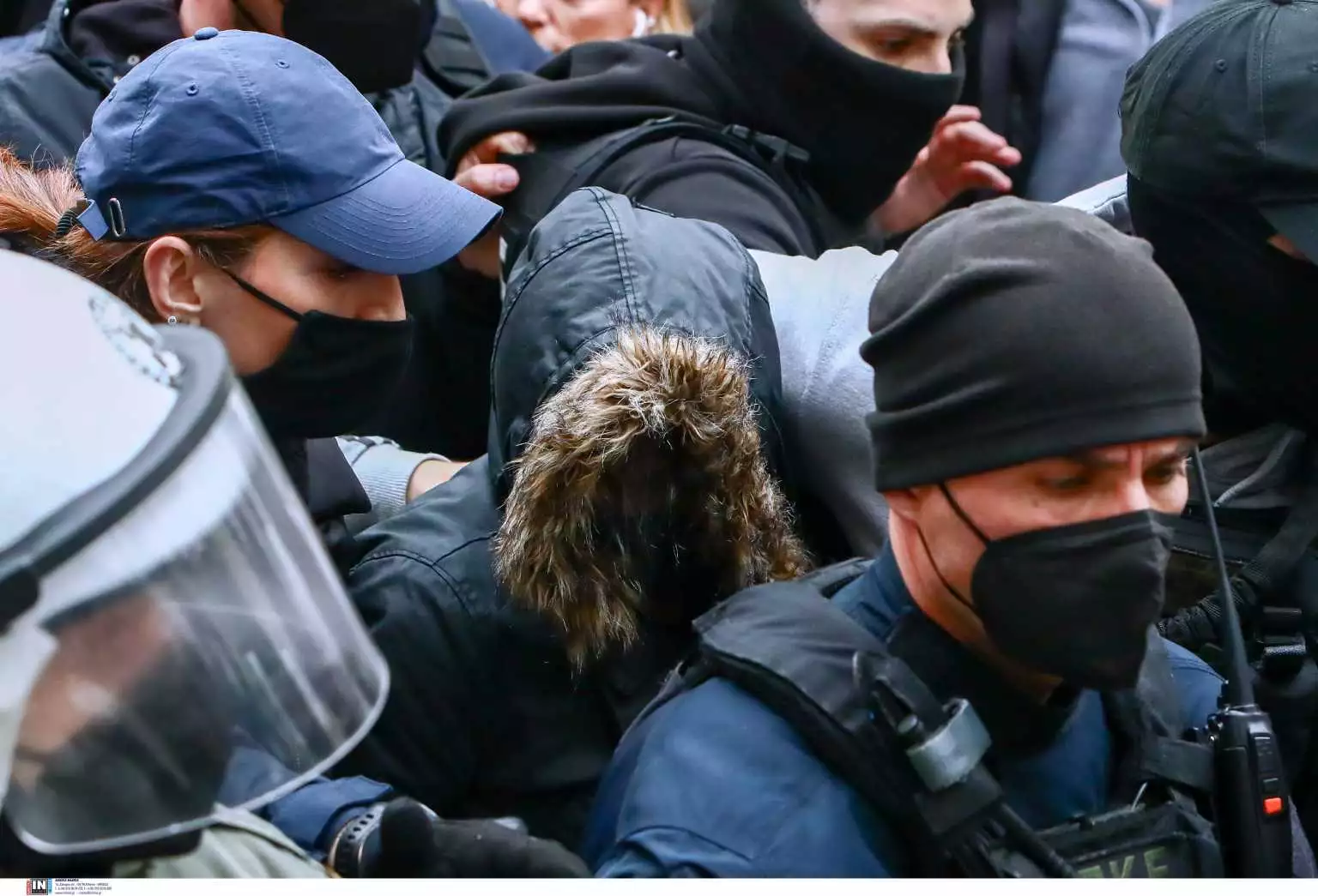 «Η Ελλάδα μαινόμενη κατά της Μήδειας της Πάτρας» – Θέμα και στην «Le Monde» η Ρούλα Πισπιρίγκου