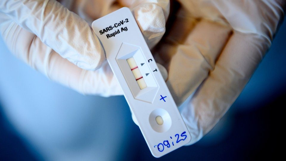 Ένα rapid test την εβδομάδα για τους ανεμβολίαστους στον ιδιωτικό τομέα – Τι προβλέπει η νέα ΚYA