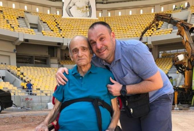 Συγκίνηση: Φίλαθλος της ΑΕΚ με πρόβλημα υγείας μεταφέρθηκε με ασθενοφόρο για να δει το γήπεδο! (pics)