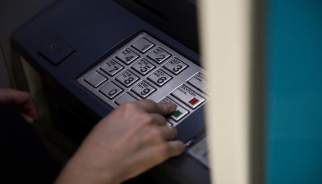 Απίθανο: Πήγε στο ΑΤΜ ενώ είχε ξεχάσει την κάρτα του – Κατάφερε και σήκωσε χρήματα με… (ΒΙΝΤΕΟ)