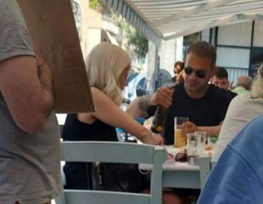 Ντέμης Νικολαΐδης: Για φαγητό με ξανθιά συνοδό στο Πέραμα και δεν είναι η Κατερίνα Παναγοπούλου!