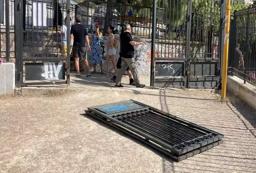 Εξάρχεια: Μεταφέρθηκε στο νοσοκομείο νήπιο – Έπεσε πάνω του πόρτα παιδικής χαράς