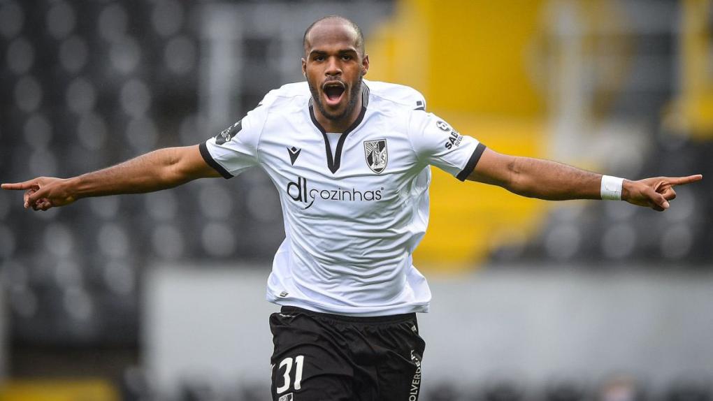 Εστουπινιάν: Δεν «παίζει» μόνη της η ΑΕΚ!