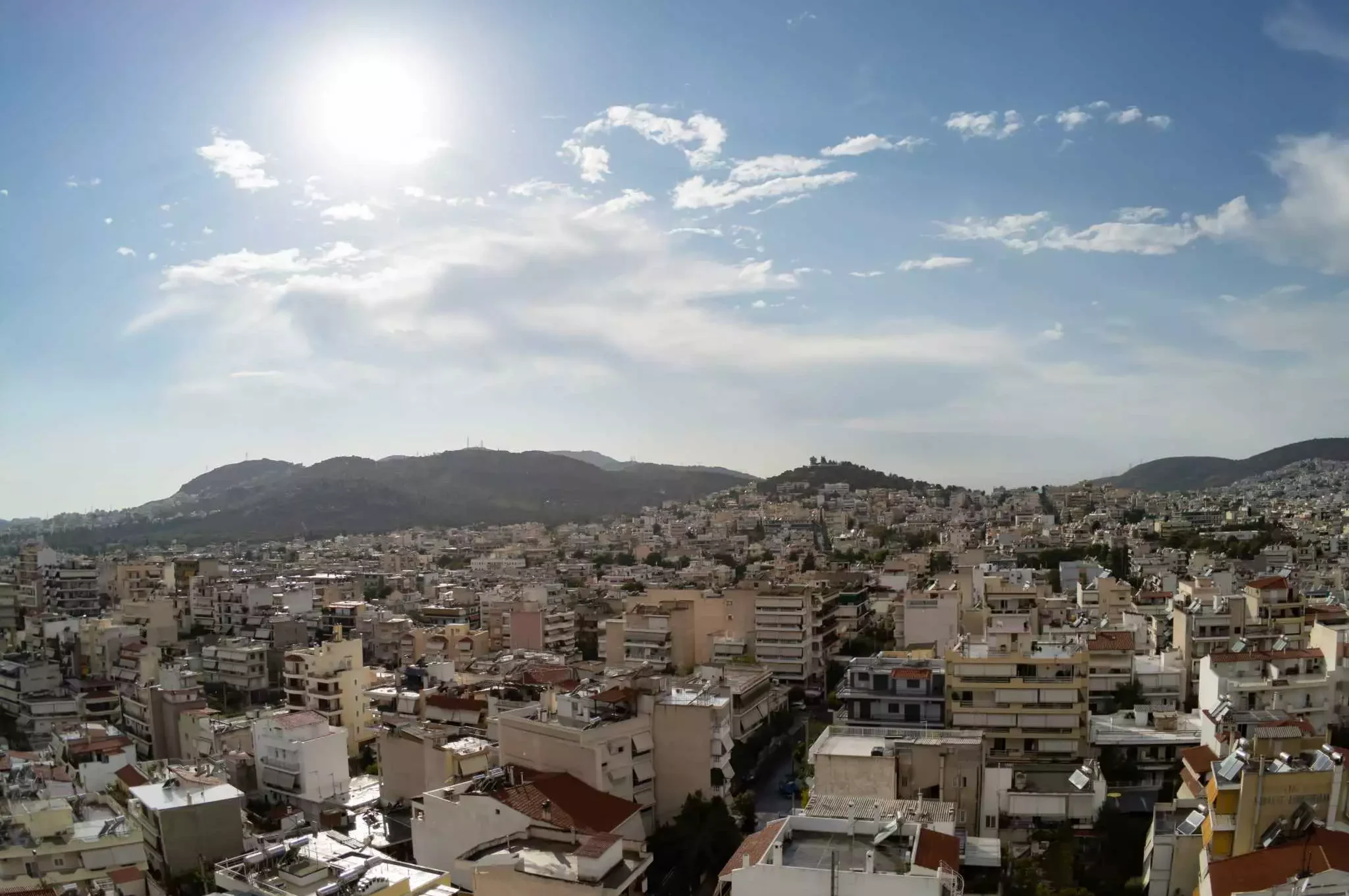 Καιρός σήμερα: Ηλιοφάνεια, άνοδος θερμοκρασίας και τοπικές βροχές από το απόγευμα
