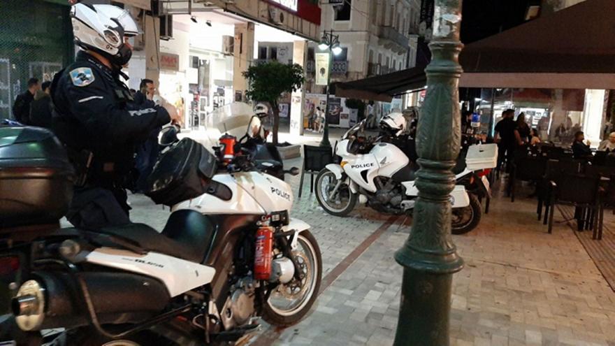 Πυροβολισμοί με έναν τραυματία σε καφέ στο κέντρο της Πάτρας