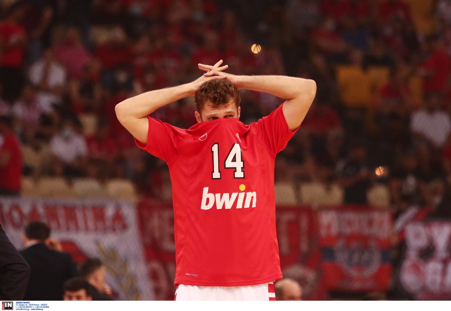 Ολυμπιακός – Παναθηναϊκός: Δακρυγόνα έξω από το ΣΕΦ – Καθυστέρηση στο τζάμπολ!