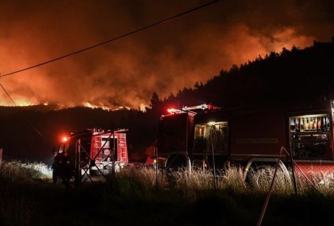 Φωτιά στην Εύβοια: Ολονύχτια μάχη με τις φλόγες