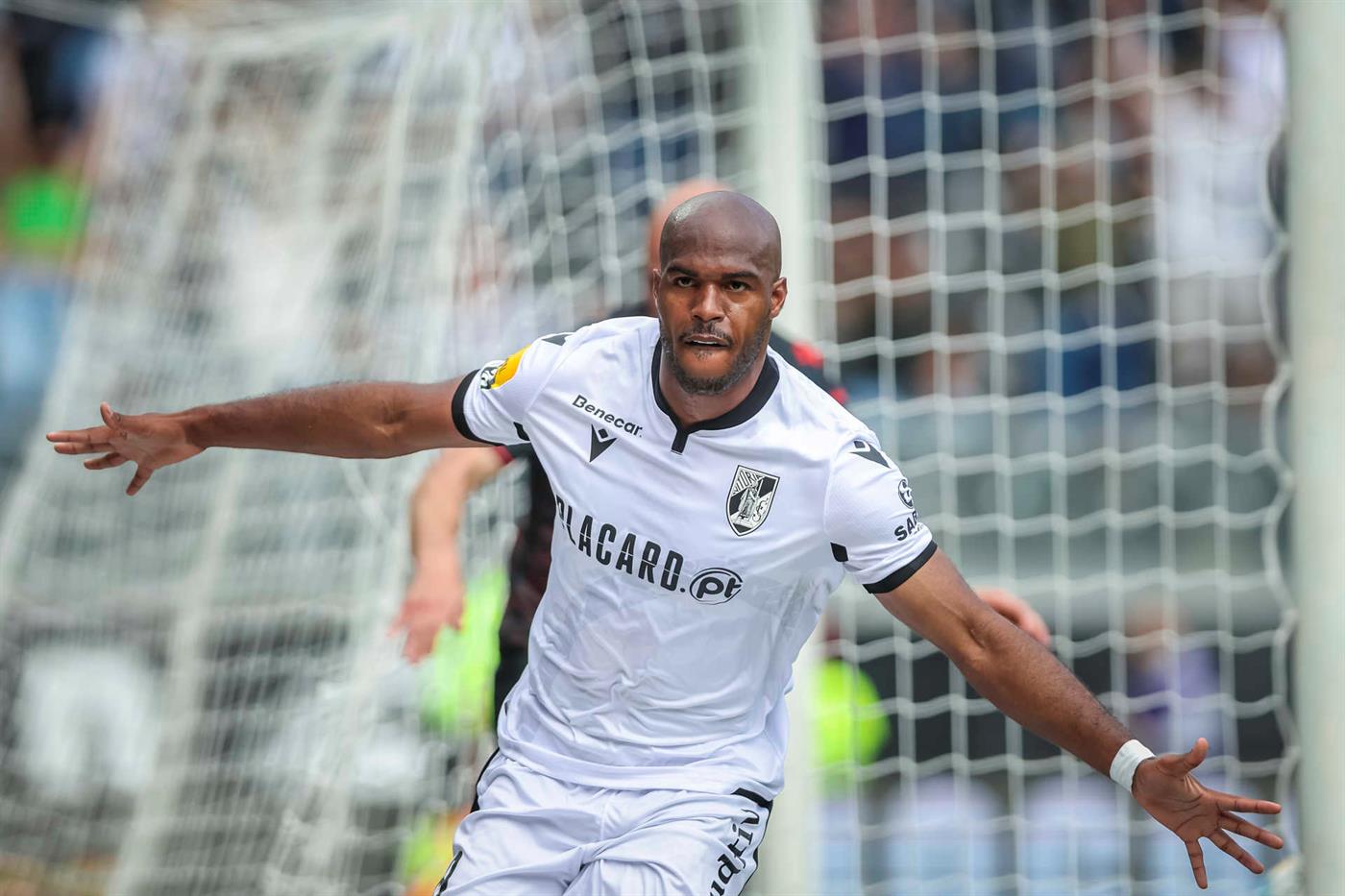 ΑΕΚ: «Οσέρ και Μπράγκα ενδιαφέρονται για τον Εστουπινιάν»