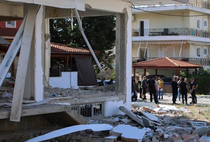Βομβαρδισμένο τοπίο: Απίστευτες εικόνες από την έκρηξη σε ξυλουργείο στο Μενίδι