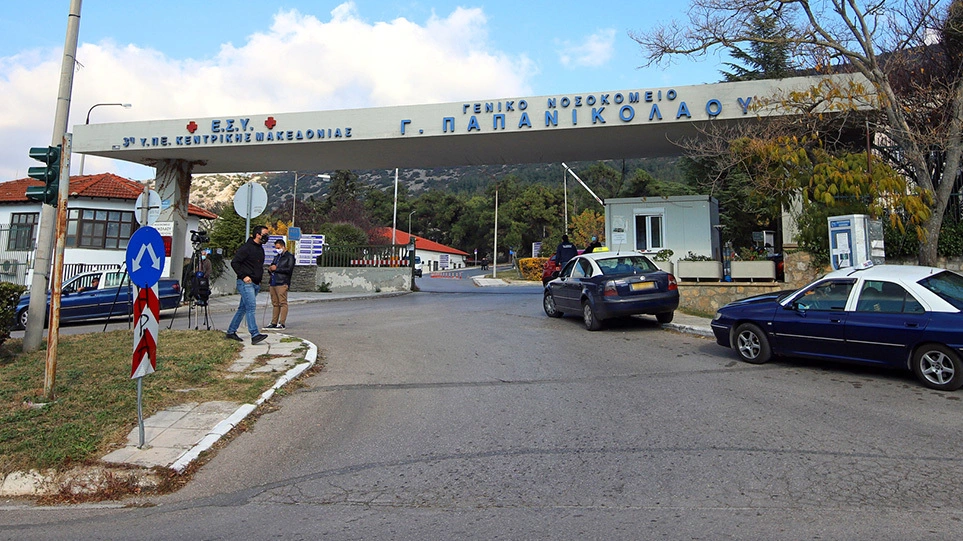 Καλαμαριά: Με πολλαπλά κατάγματα και αιμάτωμα στο κεφάλι ο 21χρονος που έπεσε από μπαλκόνι