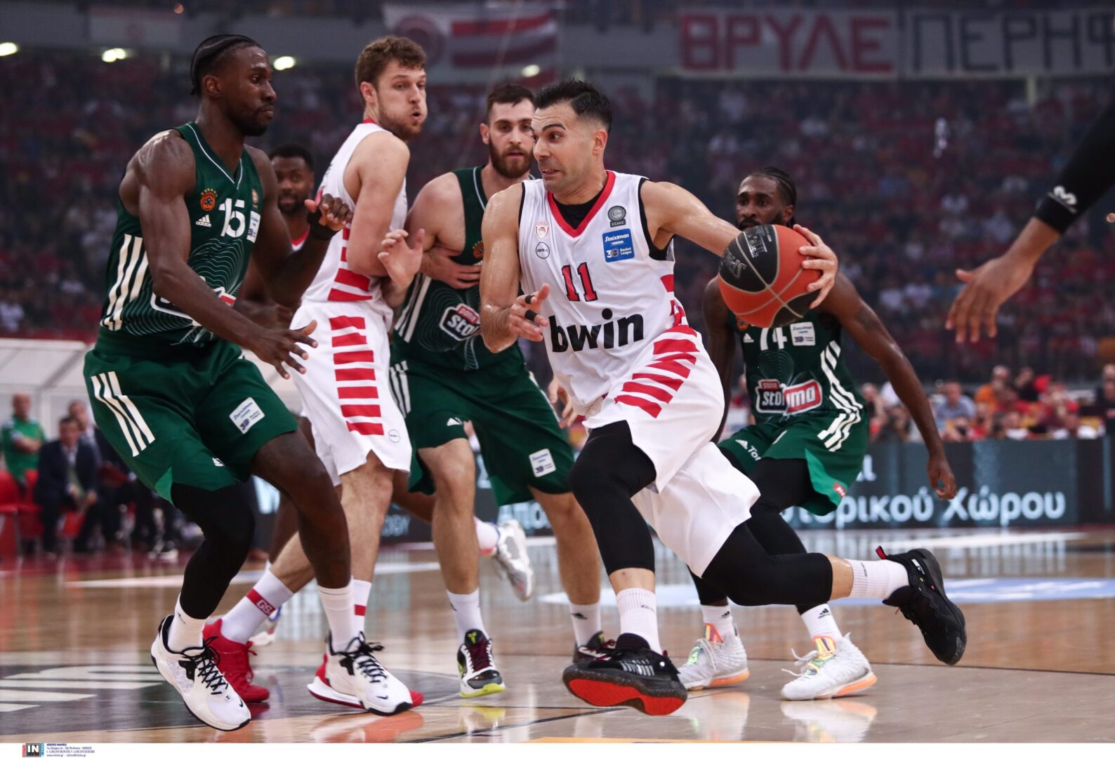 Basket League: Νίκησε (93-74) ξανά τον Παναθηναϊκό ο Ολυμπιακός και σήκωσε το τρόπαιο